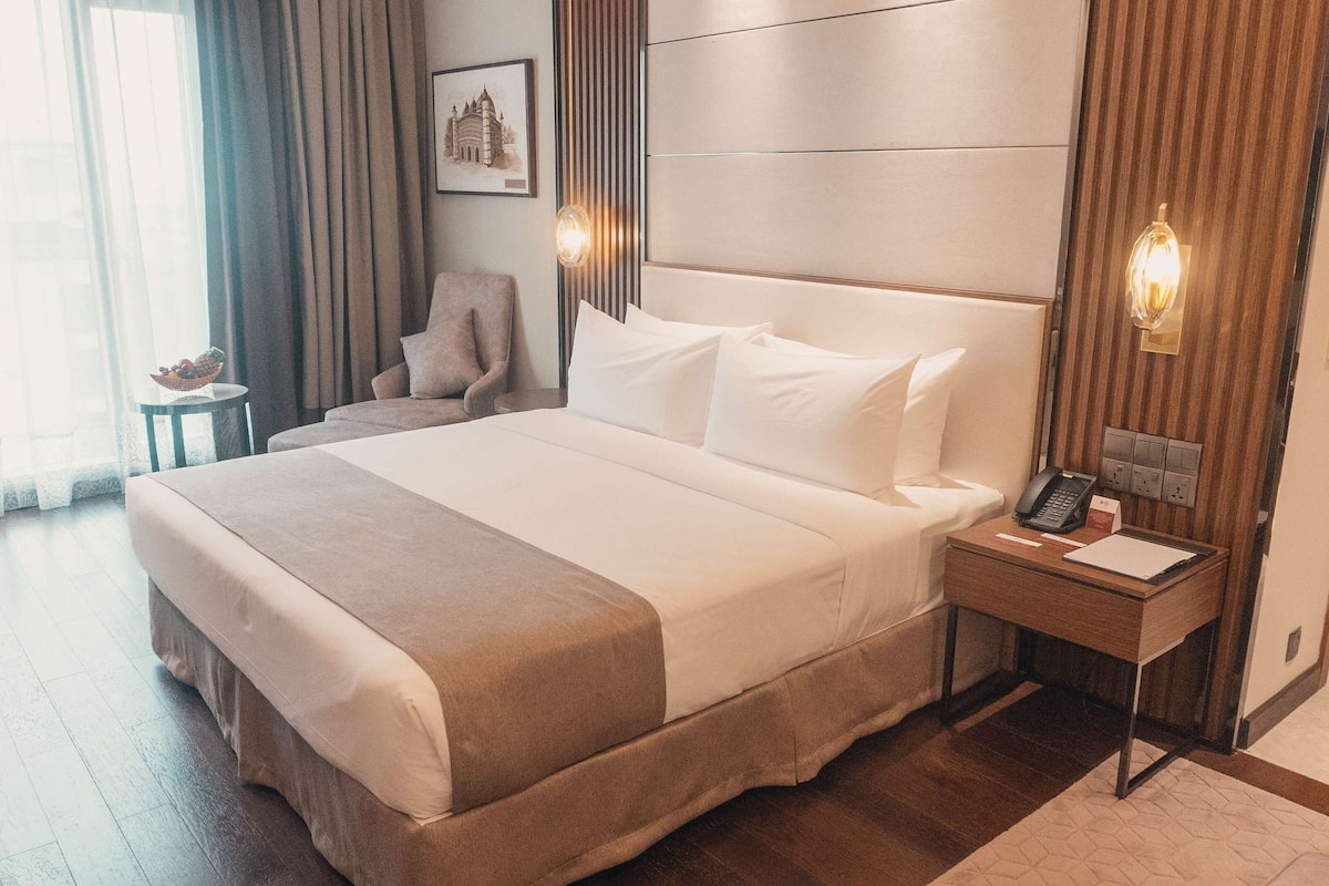 executive room, 1 king bed, non smoking | desk, soundproofing, iron/ironing board