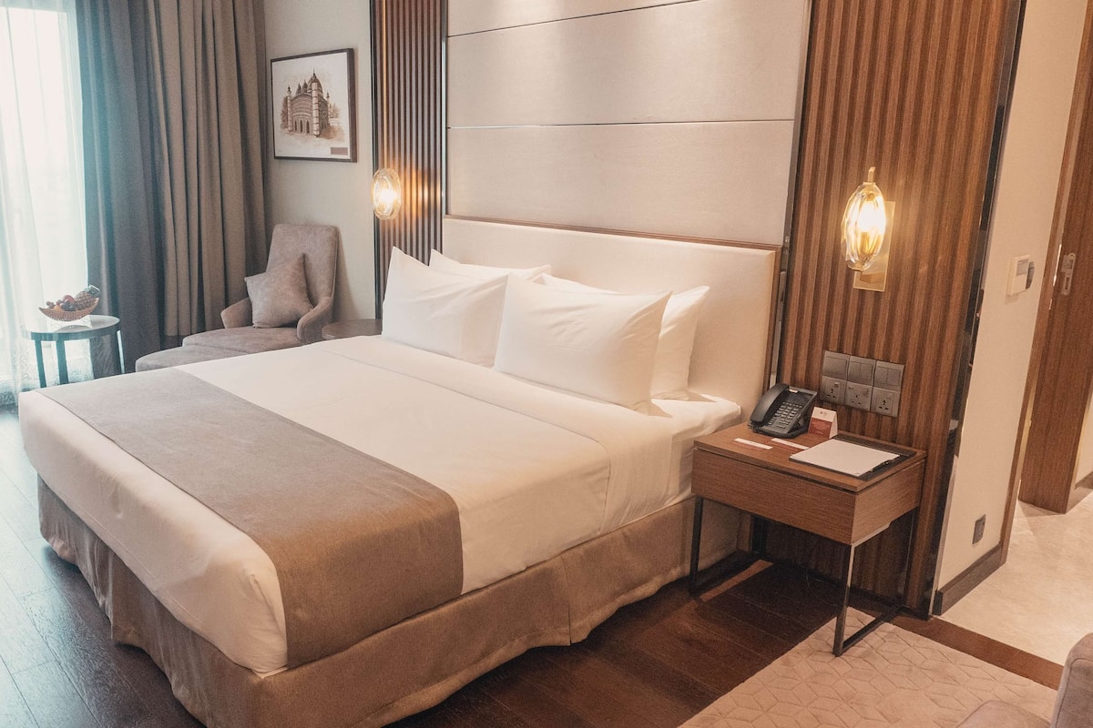 Executive Room, 1 King Bed, Non Smoking | Desk, soundproofing, iron/ironing board