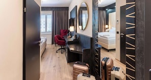 Standard Room, 1 Double Bed (Converts to 2 Twin Beds) | Minibar, in-room safe, desk, laptop workspace