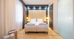 Premium-rum - 1 dubbelsäng (Converts to 2 Twin Beds) | Minibar, värdeförvaringsskåp på rummet och skrivbord