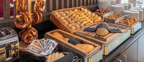 Frukostbuffé varje dag (EUR 15.00 per person)