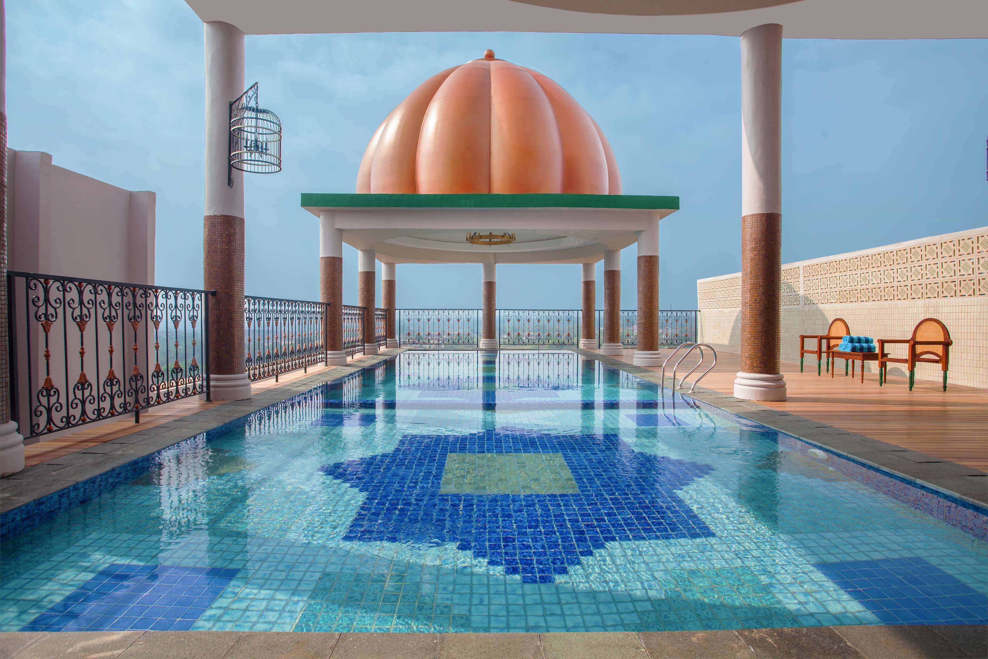 من حمّامات السباحة المغطاة