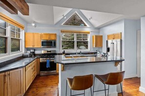 Fridge, microwave, oven, stovetop - Luxury Ski-In/Ski-Out Home in Moonlight w/ Hot Tub (Big Sky)