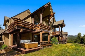 Terrace/patio - Luxury Ski-In/Ski-Out Home in Moonlight w/ Hot Tub (Big Sky)