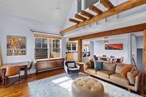 Televisión, chimenea y oficina 