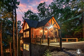 Exterior - New Cabin! The Cozy Fox 🦊 Only 1.7 miles to Strip, Game Rm, Hot Tub, EV Charger (Sevierville)