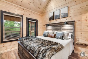 2 bedrooms, iron/ironing board, free WiFi, bed sheets - The Cozy Fox- Only 1.7 miles to Strip, Game Rm, Hot Tub, EV Charger (Sevierville)