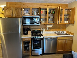 Réfrigérateur, four à micro-ondes, un four, surface de cuisson