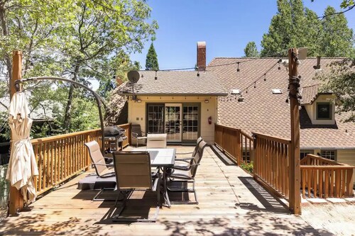 Spacious 4 /2.5 Cabin w/ Hottub, Views, Garage w/ EV Charger Outdoor Dining