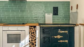 Een koelkast, een oven, een kookplaat, een koffiezetapparaat/waterkoker