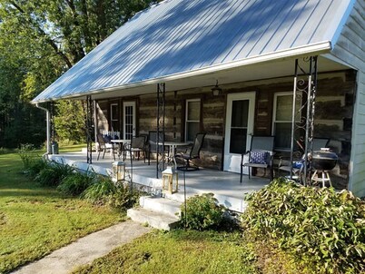 The Cove COZY COUNTRY COTTAGE...30 seconds from Patoka Lake...sleeps 12