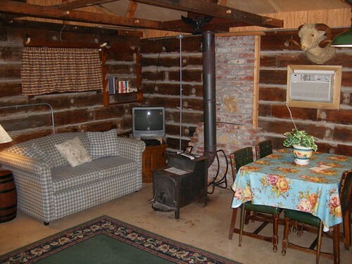  The Cove RUSTIC BUNKHOUSE...30 seconds from Patoka Lake...sleeps 5