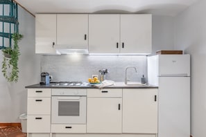 Ofen, Herdplatte, Wasserkocher mit Kaffee-/Teezubehör