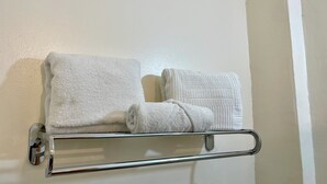WiFi (free), bed sheets - Del Bosque TJ Inn (Tijuana)