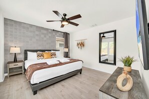 7 bedrooms, laptop workspace, iron/ironing board, bed sheets - Lake View Getaway: Pool, Game Room, Theming! (Kissimmee)