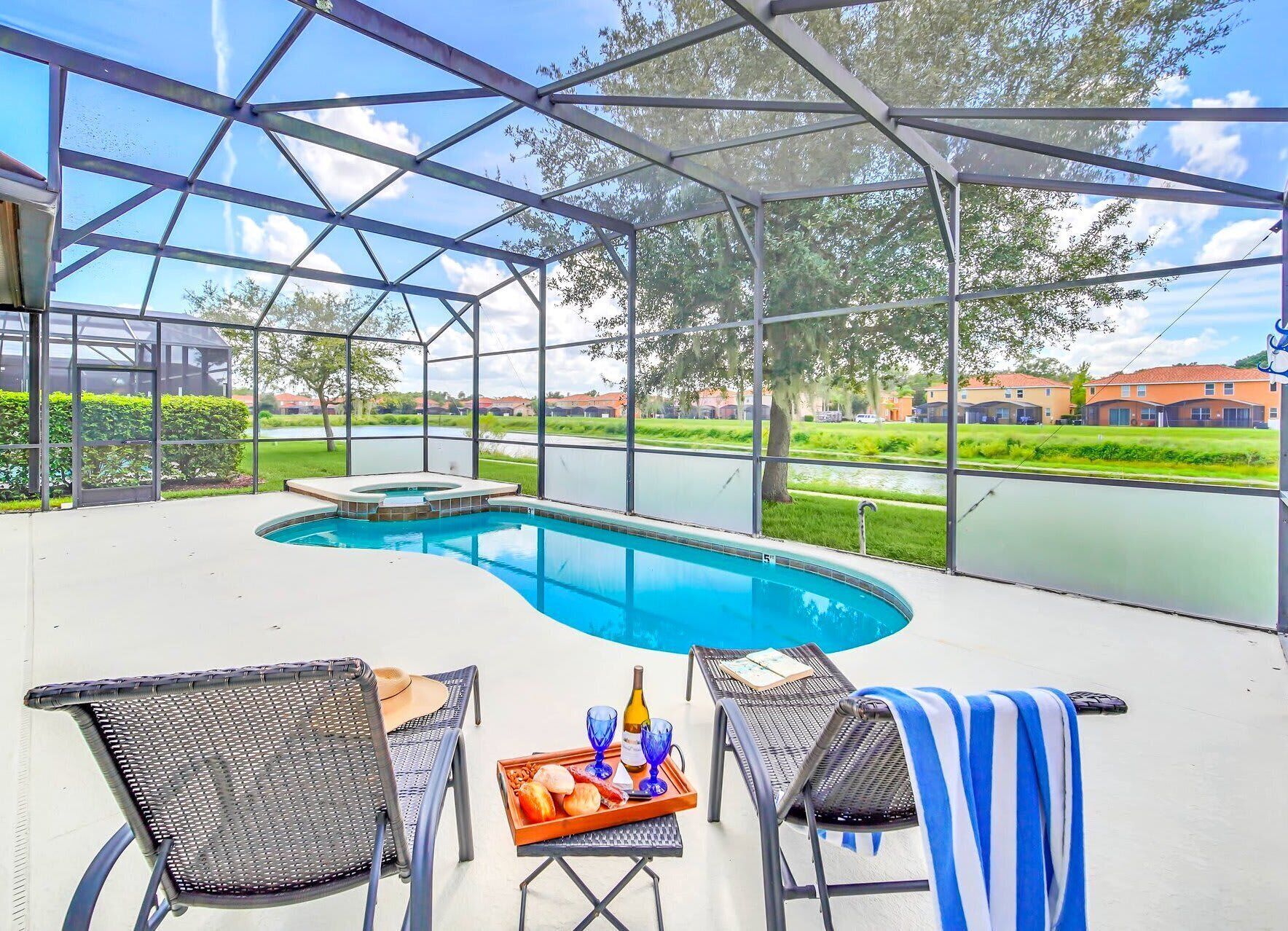 Una piscina al aire libre