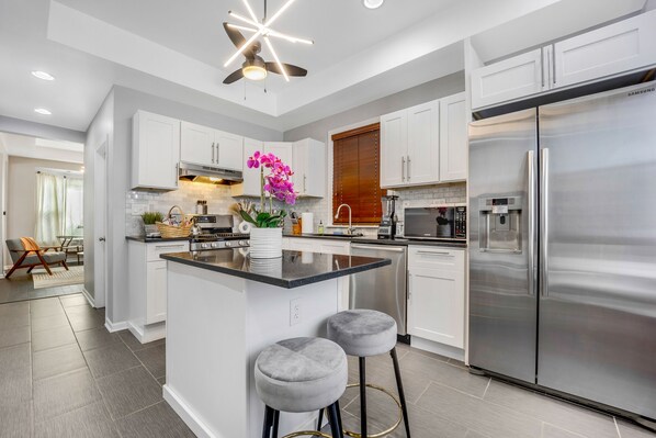 Private kitchen - The Logandale: HUGE Mid-Century Home, sleeps 15 (Chicago)