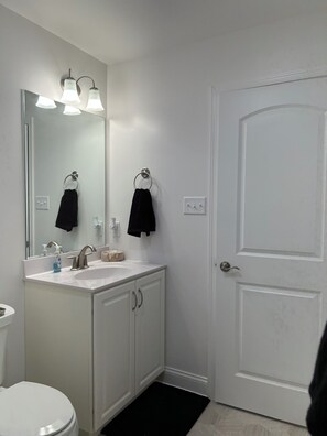 ヘアドライヤー、タオル、石鹸、トイレットペーパー