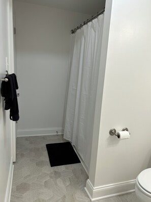 Secadora de cabello, toallas, jabón, papel de baño 