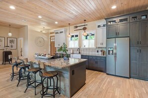 Fridge, microwave, oven, stovetop - Sleeps 12, Kayaks, Private dock, Large yard + More (Sparta)