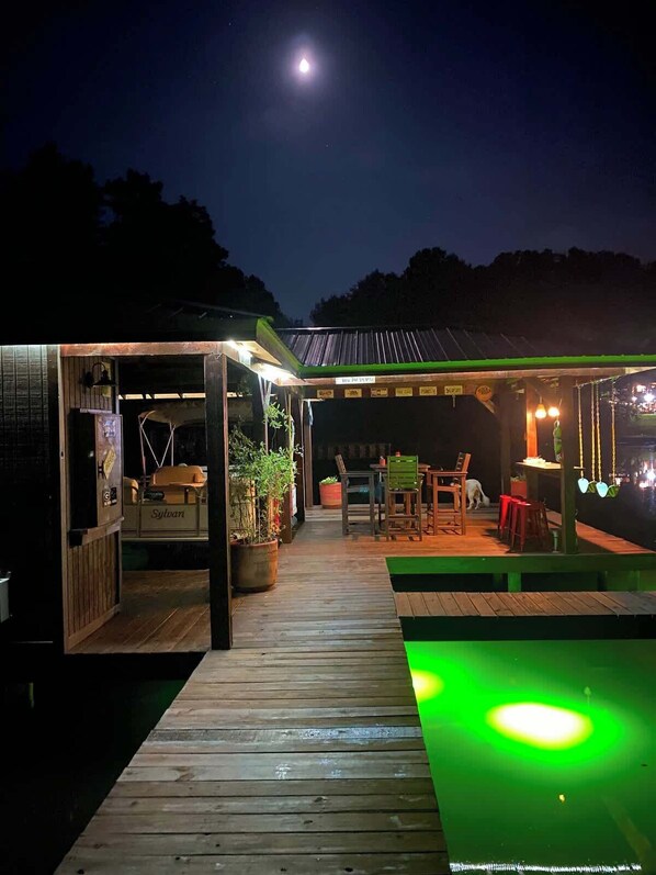 Outdoor dining - Sleeps 12, Kayaks, Private dock, Large yard + More (Sparta)