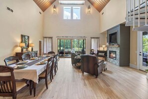 Dining - Sleeps 12, Kayaks, Private dock, Large yard + More (Sparta)