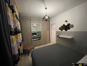 1 غرفة نوم ومكواة/لوح كي وواي فاي وملاءات أسرّة