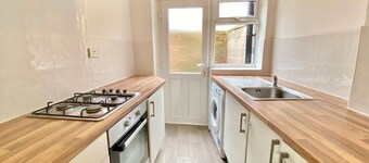 10 mins to Liverpool city centre, Stadium and Lime Street Train Station<br>