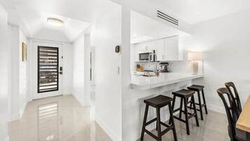 KĂŒhlschrank, Mikrowelle, Ofen, Herdplatte