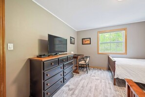 3 bedrooms, desk, iron/ironing board, travel cot