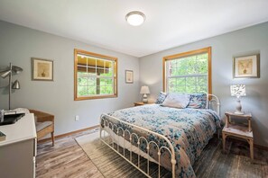 3 slaapkamers, een bureau, een strijkplank/strijkijzer, reisbedje