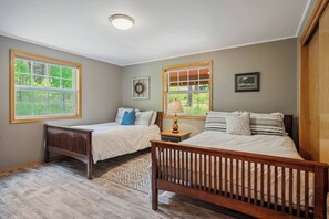 3 bedrooms, desk, iron/ironing board, travel cot