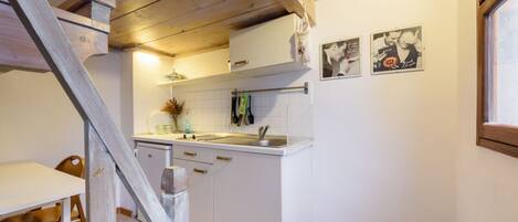 Plaque de cuisson, batterie de cuisine, vaisselle et ustensiles