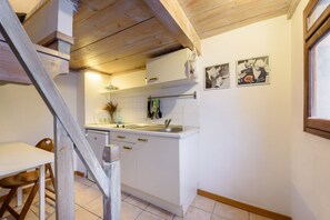 Liesi, keittoastiat/astiat/ruokailuvälineet