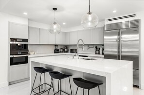 Fridge, microwave, oven, stovetop - New Home on PGA National Golf Course with Private Hot Tub by Guaranteed Rental™ (Palm Beach Gardens)