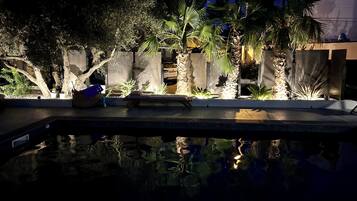 Een buitenzwembad en een verwarmd zwembad