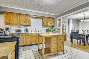 Wasserkocher mit Kaffee-/Teezubehör, Kühlschrank, Mikrowelle, Herdplatte