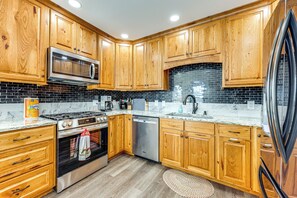 Fridge, microwave, stovetop, dishwasher