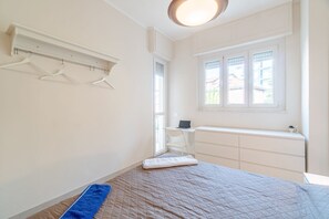 1 slaapkamer, een strijkplank/strijkijzer, internet, beddengoed