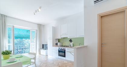 GuestHost - Cozy apartment of 55 sqm, can accommodate up to 4 people, located on the third floor of a building with lift (NOT suitable for disabled people - steps to access). We are about 10 minutes walk from the center of Asti and Corso Vittorio Alfieri