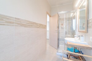 Douche, sèche-cheveux, bidet, serviettes fournies