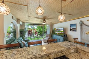 Interior - Bamboo Bungalow (Lahaina)