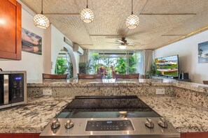 Private kitchen - Bamboo Bungalow (Lahaina)