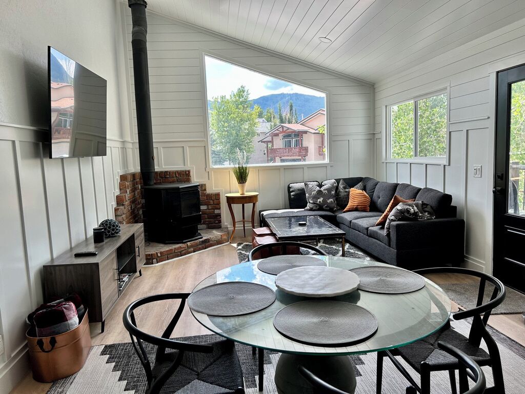 スマートテレビ、暖炉、書庫