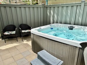 Outdoor spa tub - Newly Remodeled 4BR Townhome w/ Ski-Run Views (Park City)