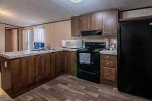 Private kitchen - 19 Small home! (Brookston)