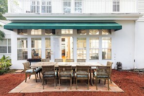 Ferienhaus, Mehrere Betten, Balkon, Gartenblick | Speisen im Freien