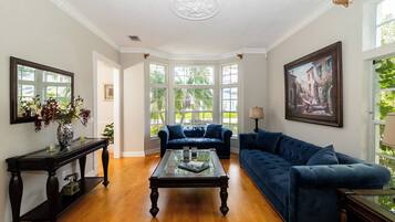 Maison, plusieurs lits, balcon, vue jardin | Coin séjour