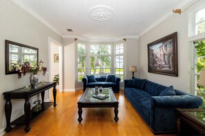 Ferienhaus, Mehrere Betten, Balkon, Gartenblick | Wohnbereich