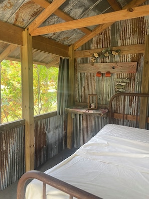 1 bedroom, bed sheets